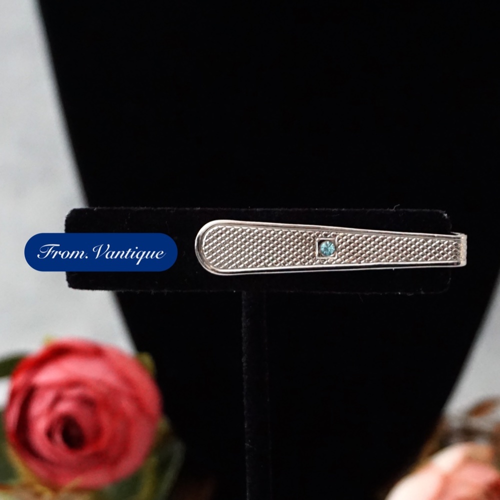 👔 VINTAGE Silver Patterned with Sky-Blue Crystal Tie Clip 🔗